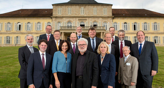 Staatssekretär Klaus-Peter Murawski (1. Reihe, M.) steht mit den Chefinnen und Chefs der Staats- und Senatskanzleien der Länder vor Schloss Hohenheim