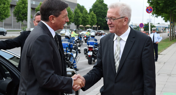 Ministerpräsident Winfried Kretschmann (r.) begrüßt den Präsidenten der Republik Slowenien, Borut Pahor (l.)
