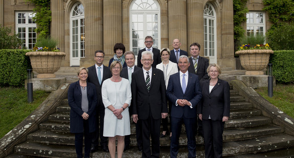 Die Mitglieder der Landesregierung vor der Villa Reitzenstein