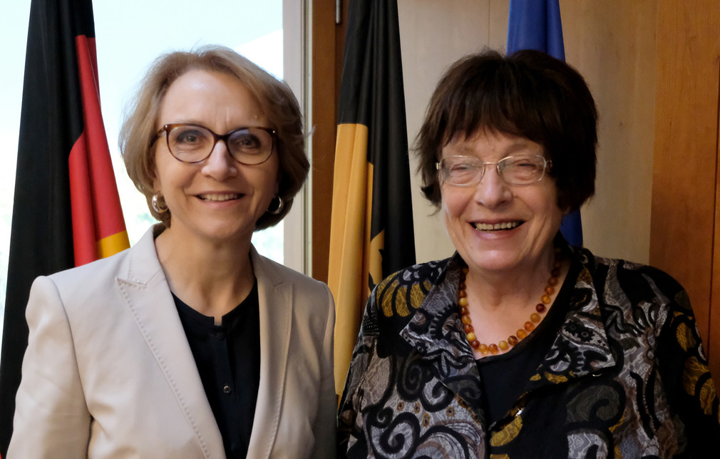 Die französische Botschafterin Anne-Marie Descôtes (l.) und Staatsrätin Gisela Erler (r.) (Bild: Landesvertretung)