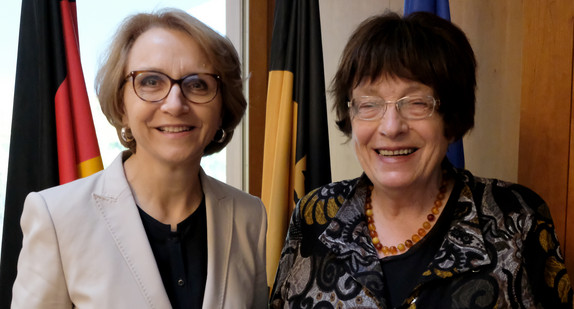 Die französische Botschafterin Anne-Marie Descôtes (l.) und Staatsrätin Gisela Erler (r.) (Bild: Landesvertretung)