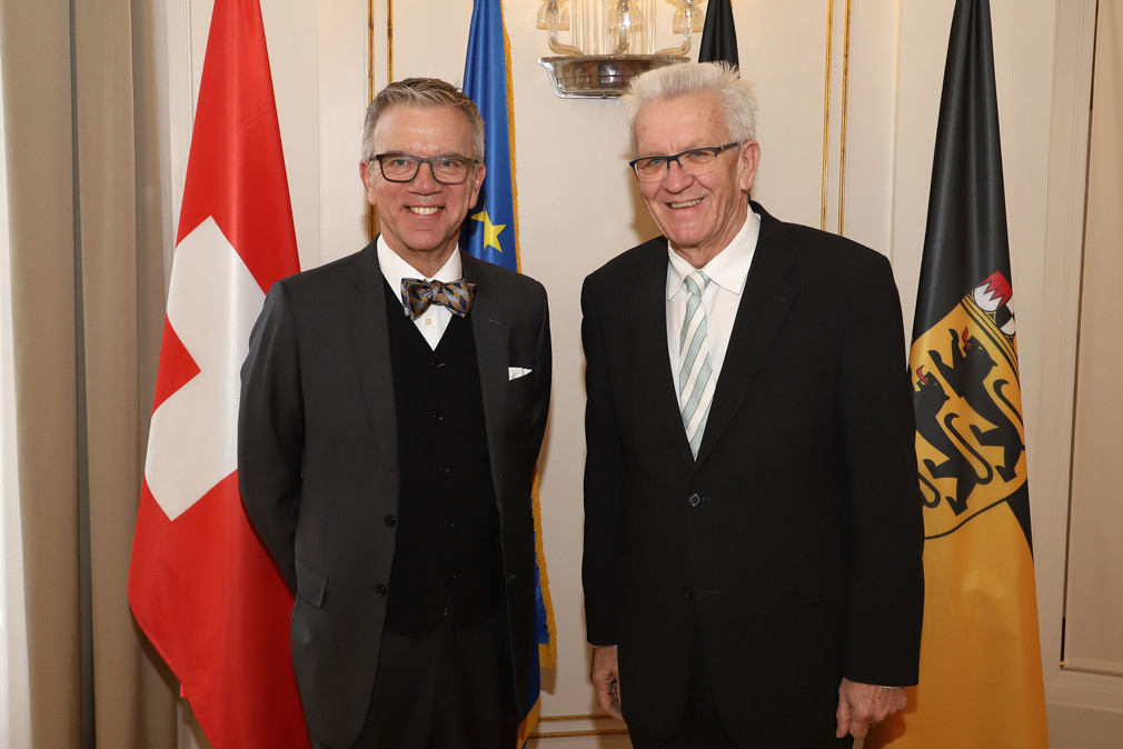 Ministerpräsident Winfried Kretschmann (r.) und der Schweizer Botschafter Dr. Paul Seger (l.) (Bild: Staatsministerium Baden-Württemberg)