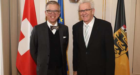Ministerpräsident Winfried Kretschmann (r.) und der Schweizer Botschafter Dr. Paul Seger (l.) (Bild: Staatsministerium Baden-Württemberg)