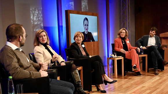 Paneldiskussion zum Thema „Put to the Test: Democracies in the Information Age“ mit (v.l.n.r.) Prof. Dr. Michael Berthold, Laurie Richardson, Vivian Schiller, Lorena Jaume-Palasí, Barbara Comstock und Hans von der Burchard (Moderator)