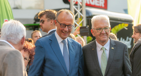 Politisches Sommerfest 60. Stallwächterparty: Aus Tradition in die Zukunft Bundeskanzler Friedrich Merz und Ministerpräsident Winfried Kretschmann bei der 60. Stalllwächterparty der Landesvertretung Baden-Württemberg beim Bund