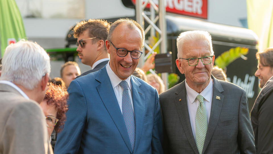 Bundeskanzler Friedrich Merz und Ministerpräsident Winfried Kretschmann bei der 60. Stalllwächterparty der Landesvertretung Baden-Württemberg beim Bund