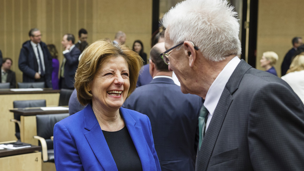 Ministerpräsident Winfried Kretschmann begrüßt Ministerpräsidentin Malu Dreyer