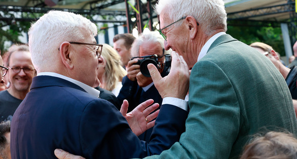 Joscha Fischer, Außenminister a.D. und Ministerpräsident Winfried Kretschmann begrüßen sich.