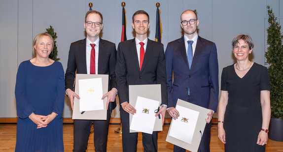 von links nach rechts: Präsidentin des Landesjustizprüfungsamts Sintje Leßner, Lukas Wörner, Dr. Fabian Haller, Paul Schwarz, stellvertretende Leiterin des Landesjustizprüfungsamtes Dr. Cornelia Iffland