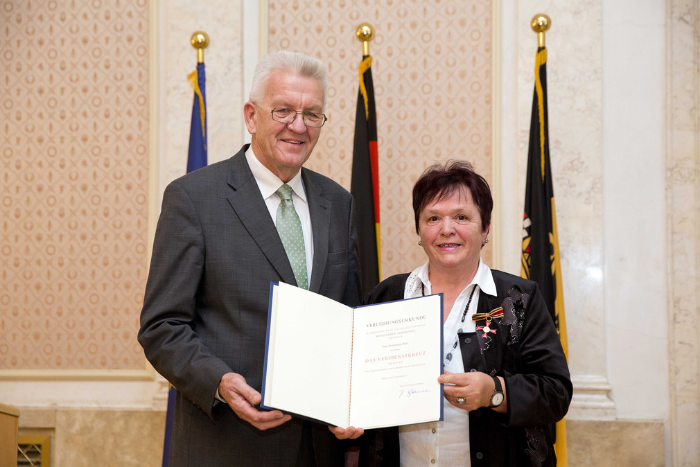 Ministerpräsident Winfried Kretschmann (l.) und Heidemarie Roß (r.)