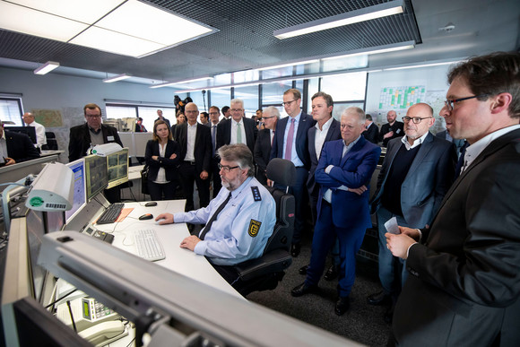 Besuch in der Integrierten Verkehrsleitzentrale (Bild: Staatsministerium Baden-Württemberg)