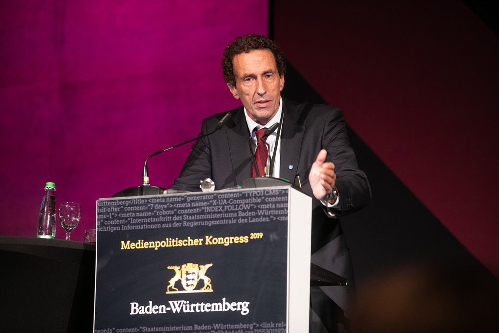 Prof. Dr. Julian Nida-Rümelin bei seiner Rede auf dem Source – Medienpolitischer Kongress der Landesregierung.. (Bild: Staatsministerium Baden-Württemberg)