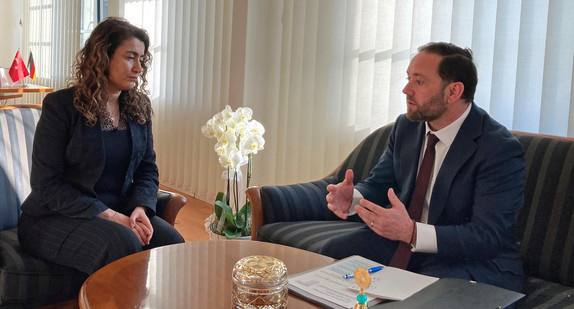 Staatssekretär Florian Hassler (rechts) im Gespräch mit der türkischen Generalkonsulin Makbule Koçak (links).