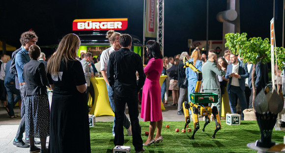 Impressionen des Vorplatzes mit den Ständen von Bürger und Cyber Valley.