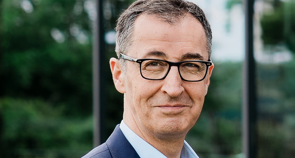 Beschreibung vom Bild: Man sieht Minister-Präsident Cem Özdemir.