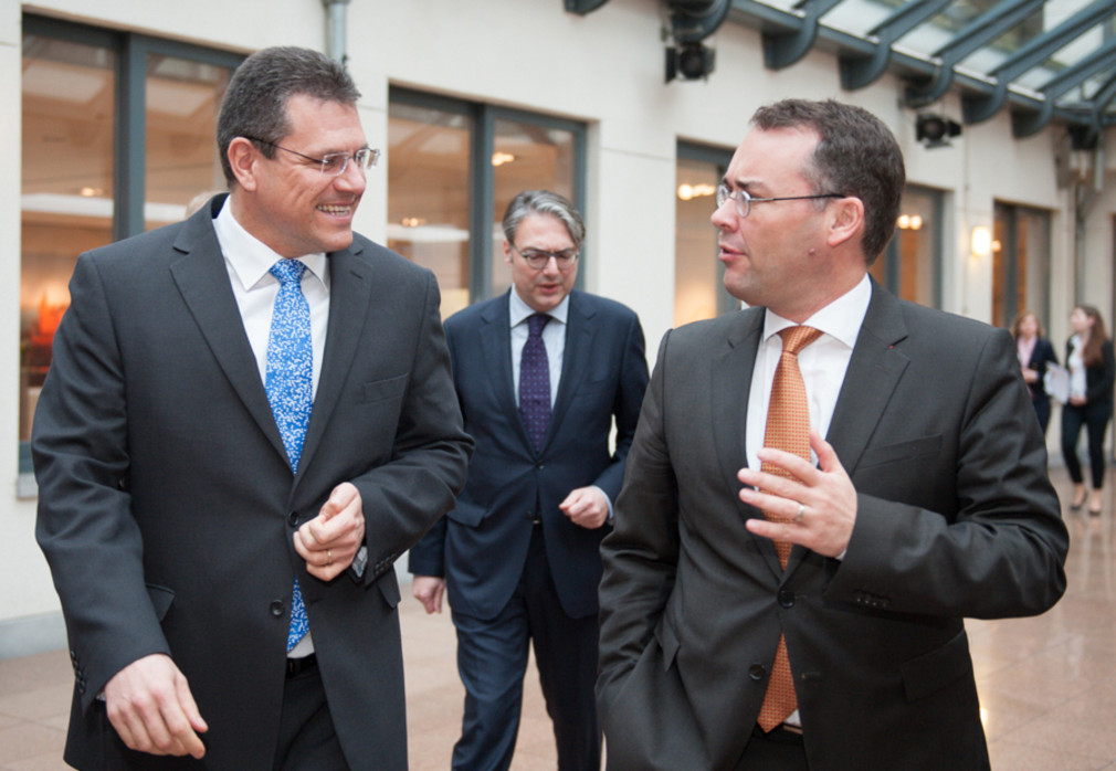 Minister Peter Friedrich (r.) und der Vizepräsident der Europäischen Kommission, Maroš Šefcovic (l.)