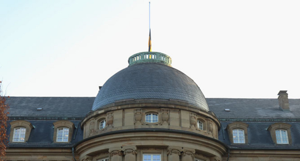 Trauerbeflaggung auf der Villa Reitzenstein, dem Amtssitz des Ministerpräsidenten von Baden-Württemberg.