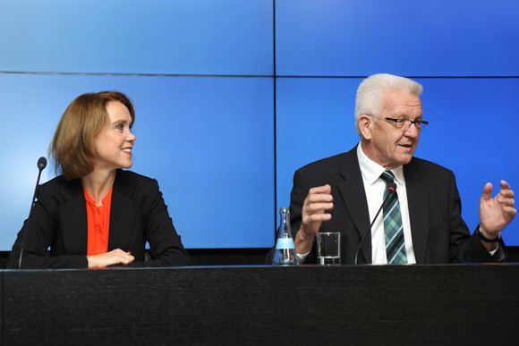 Ministerpräsident Winfried Kretschmann (r.) und Kunststaatssekretärin Petra Olschowski (l.)