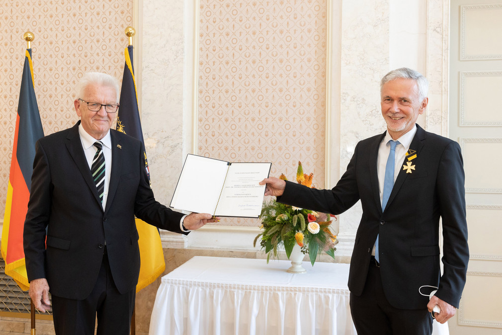 Ministerpräsident Winfried Kretschmann (l.) und Prof. Dr. Jochen Cornelius-Bundschuh (r.)