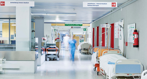 Flur im Krankenhaus mit Personal und Betten