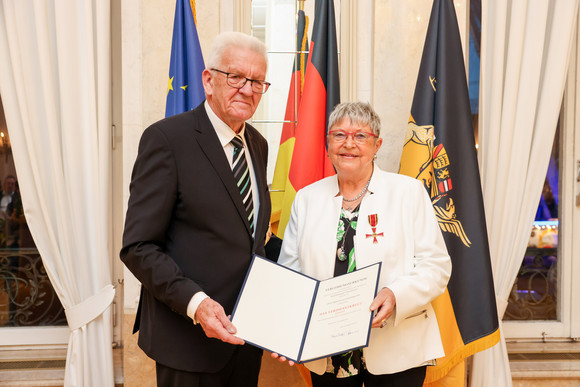 Ministerpräsident Winfried Kretschmann (links) und Brigitte Rayer-Pohland (rechts)