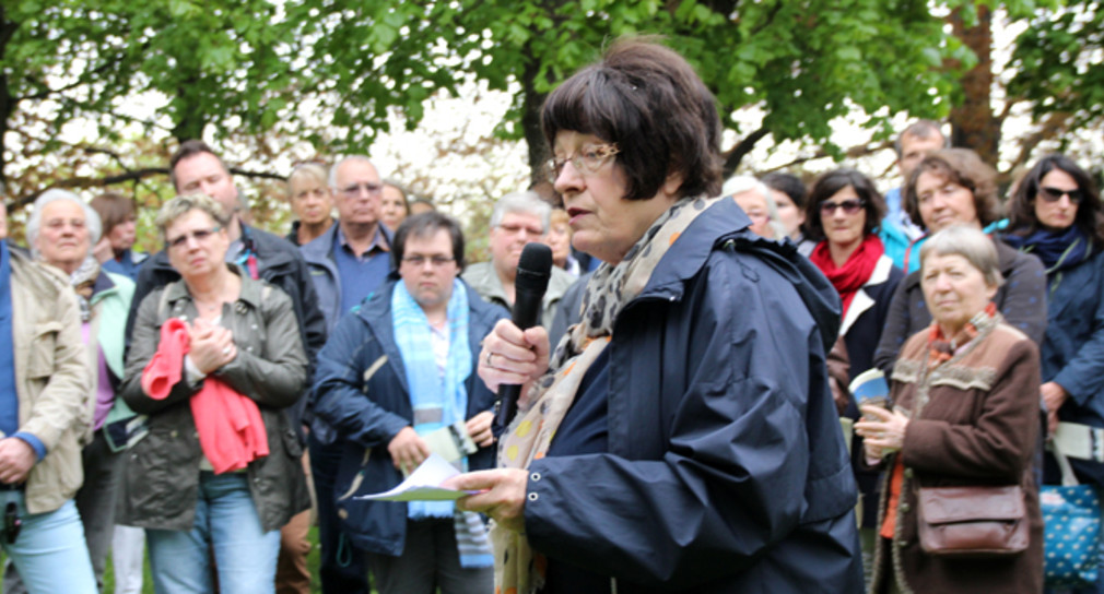 Staatsrätin Gisela Erler (M.) führt Besucherinnen und Besucher durch den Park der Villa Reitzenstein.
