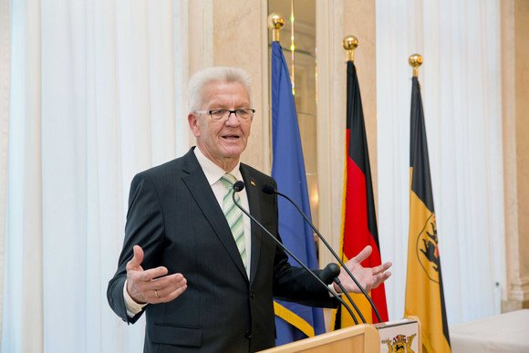 Ministerpräsident Winfried Kretschmann (r.) bei seiner Ansprache zu den Gästen 