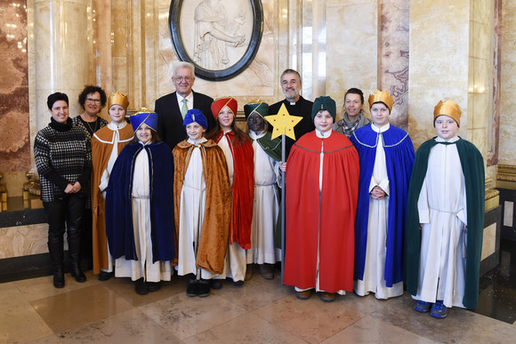 Ministerpräsident Winfried Kretschmann und seine Frau Gerlinde mit Sternsingern von St. Bartholomäus, Bartholomä