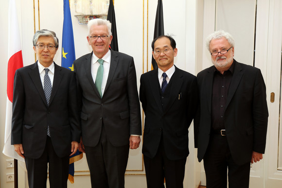 v.l.n.r.: Der japanische Botschafter Takeshi Yagi, Ministerpräsident Winfried Kretschmann, der japanische Generalkonsul Hidenao Yanagi und Staatsminister Klaus-Peter Murawski