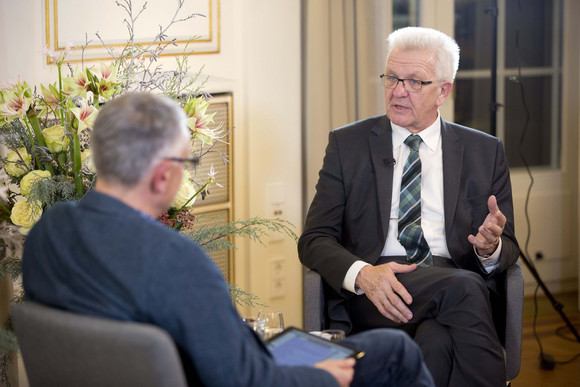 Ministerpräsident Winfried Kretschmann (r.) beantwortet Fragen bei der Online-Bürgersprechstunde