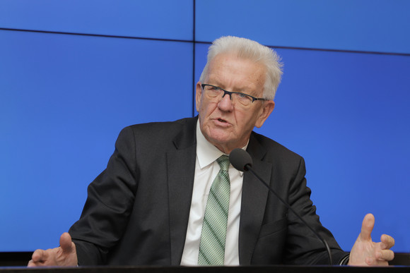 Ministerpräsident Winfried Kretschmann bei der Regierungspressekonferenz (Bild: Staatsministerium Baden-Württemberg)