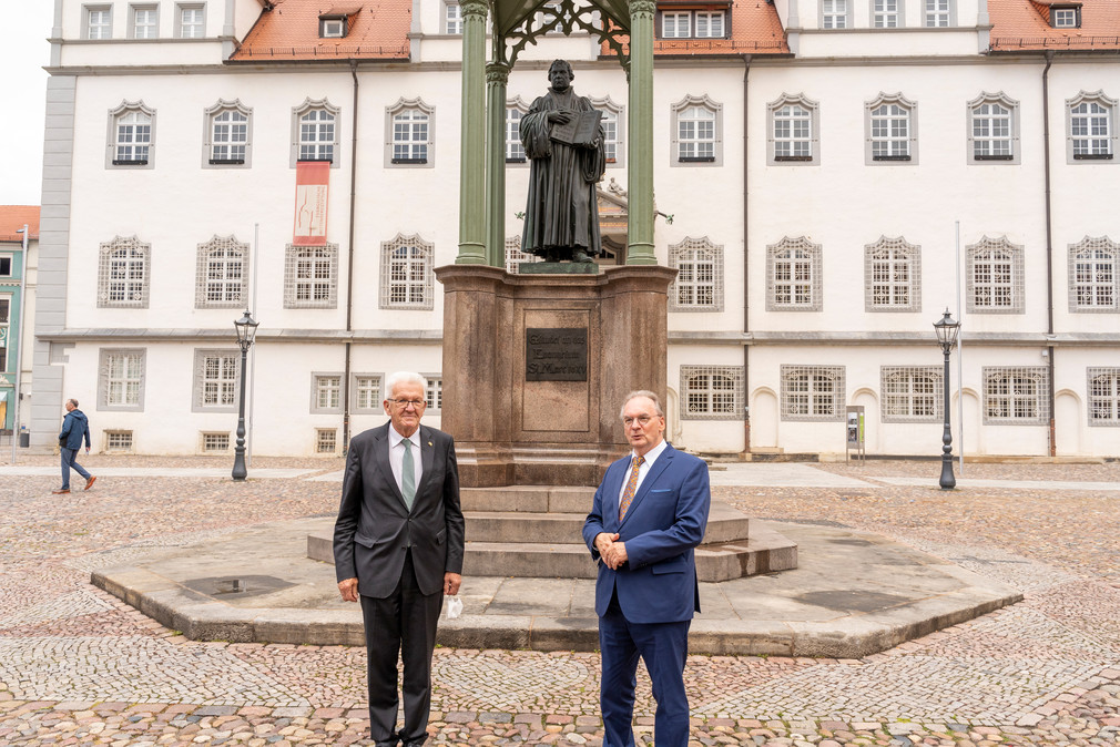 Ministerpräsident Winfried Kretschmann (l.) und Reiner Haseloff (r.), Ministerpräsident von Sachsen-Anhalt vor dem Luther-Denkmal auf dem Marktplatz in Wittenberg (Bild: Staatsministerium Baden-Württemberg)