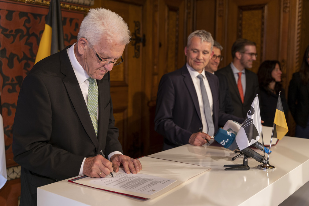 Ministerpräsident Winfried Kretschmann (links) und Regierungspräsident Beat Jans (rechts) bei der Unterzeichnung einer Gemeinsamen Absichtserklärung zur Zusammenarbeit zwischen Baden-Württemberg und Basel-Stadt in Zukunftsbereichen.