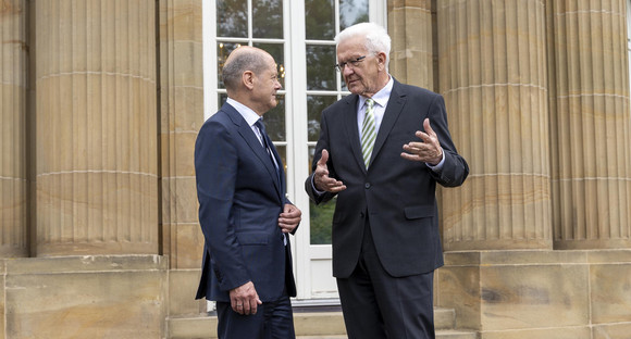 Ministerpräsident Winfried Kretschmann (r.) im Gespräch mit Bundeskanzler Olaf Scholz (l.) auf der Terrasse der Villa Reitzenstein in Stuttgart.