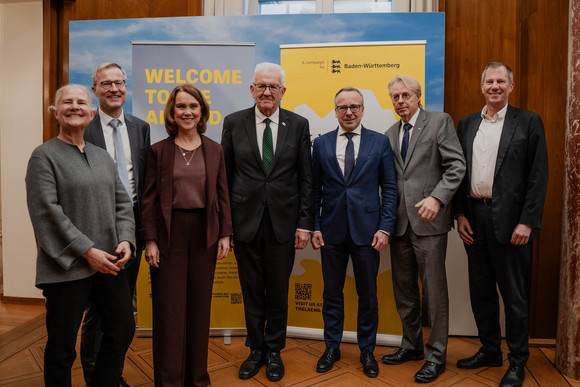 Gruppenbild mit Ministerpräsident Winfried Kretschmann (Mitte) und Wissenschaftsministerin Petra Olschowski (Dritte von links))