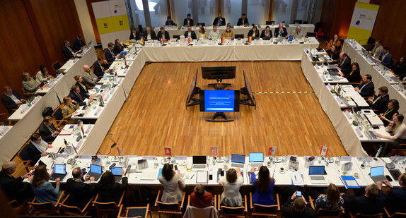 Blick in den Konferenzsaal anlässlich der 100. Sitzung der Europaministerkonferenz (EMK) in Berlin