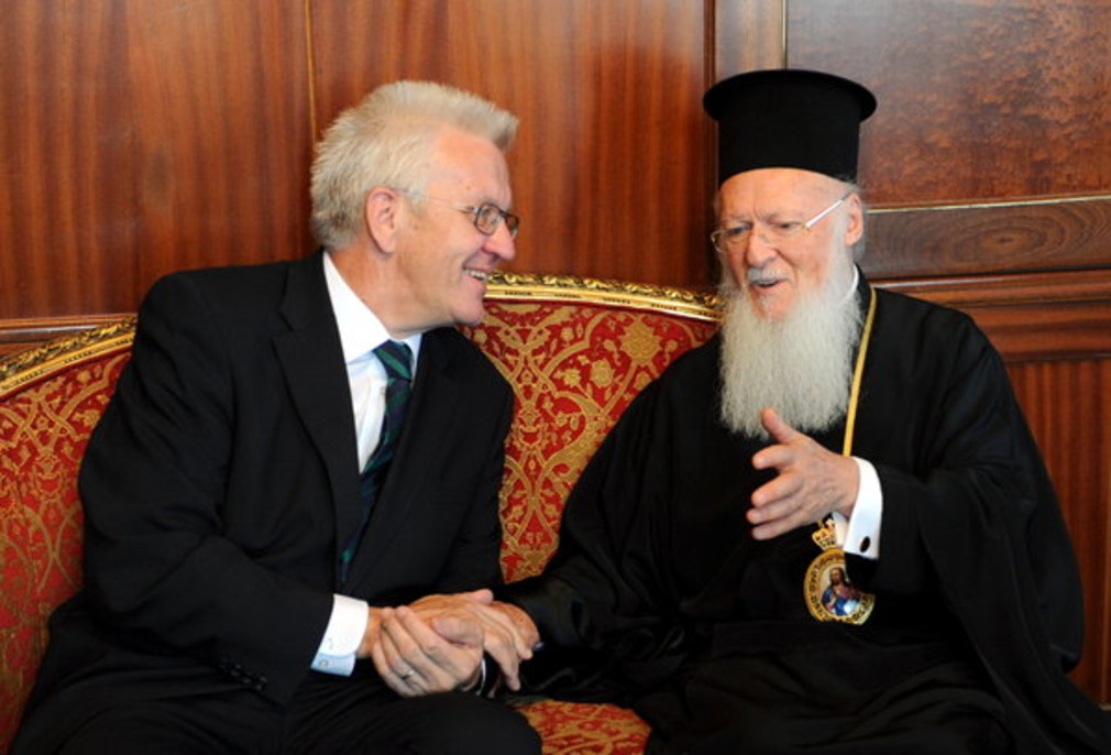Ministerpräsident Winfried Kretschmann (l.) spricht am 17.10.2012 in Istanbul (Türkei) mit dem Patriarchen von Konstantinopel, Bartholomäus I. (Foto: dpa)