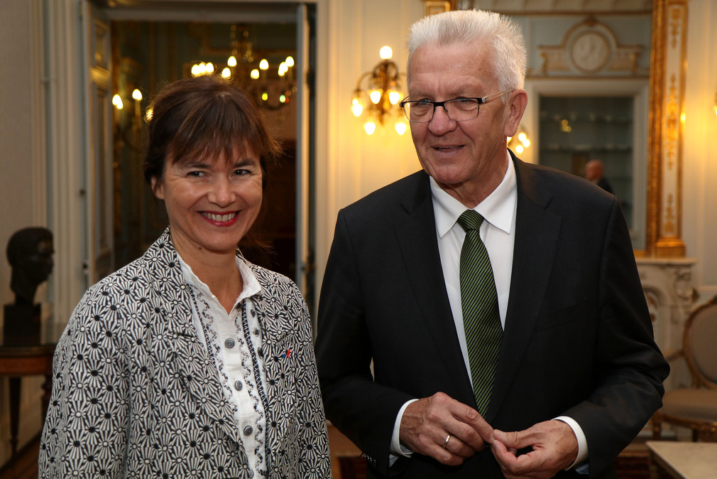 Ministerpräsident Winfried Kretschmann (r.) und Sophie Béjeanl (l.), Rectrice der Académie Strasbourg