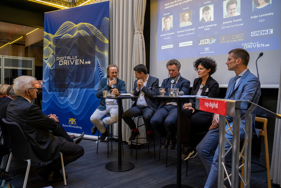 Ministerpräsident Winfried Kretschmann (l.) bei einer Podiumsdiskussion mit Cap Digital und Hub France AI