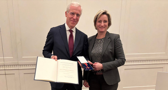 Wirtschaftsministerin Dr. Nicole Hoffmeister-Kraut (rechts) übergibt Albrecht Kruse (links) das Bundesverdienstkreuz.