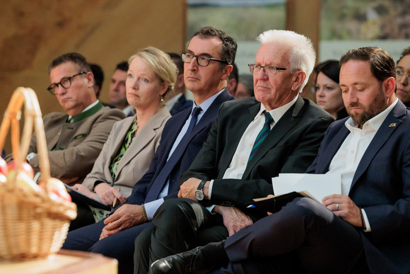 von links nach rechts: Landesagrarminister Peter Hauk, Landesumweltministerin Thekla Walker, Bundeslandwirtschaftsminister Cem Özdemir, Ministerpräsident Winfried Kretschmann und Staatssekretär Florian Hassler