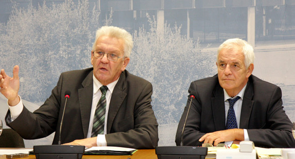 Ministerpräsident Winfried Kretschmann (l.) und Justizminister Rainer Stickelberger (r.) am 13. November 2012 bei der Regierungspressekonferenz im Landtag in Stuttgart