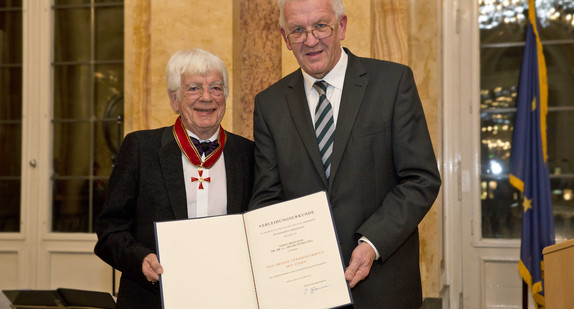Prof. Dr. Dr. h.c. Helmuth Rilling (l.) und Ministerpräsident Winfried Kretschmann (r.)