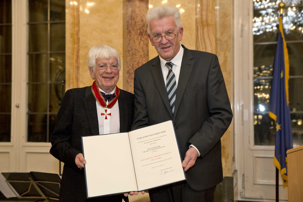 Prof. Dr. Dr. h.c. Helmuth Rilling (l.) und Ministerpräsident Winfried Kretschmann (r.)