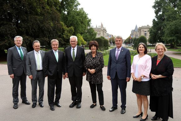 v.l.n.r.: Prof. Dr. Dr. h.c. Hans-Jochen Schiewer (Rektor der Universität Freiburg), Josha Frey MdL, Minister für Umwelt, Klima und Energiewirtschaft Franz Untersteller, Ministerpräsident Winfried Kretschmann, Staatsrätin Gisela Erler, Generalkonsul und Botschafter beim Europarat Gerhard Küntzle, die Freiburger Regierungspräsidentin Bärbel Schäfer und die Karlsruher Regierungspräsidentin Nicolette Kressl