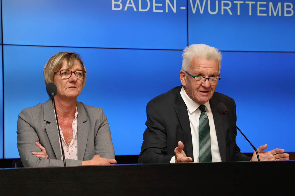 Ministerpräsident Winfried Kretschmann (r.) und Finanzministerin Edith Sitzmann (l.) (Bild: Staatsministerium Baden-Württemberg)