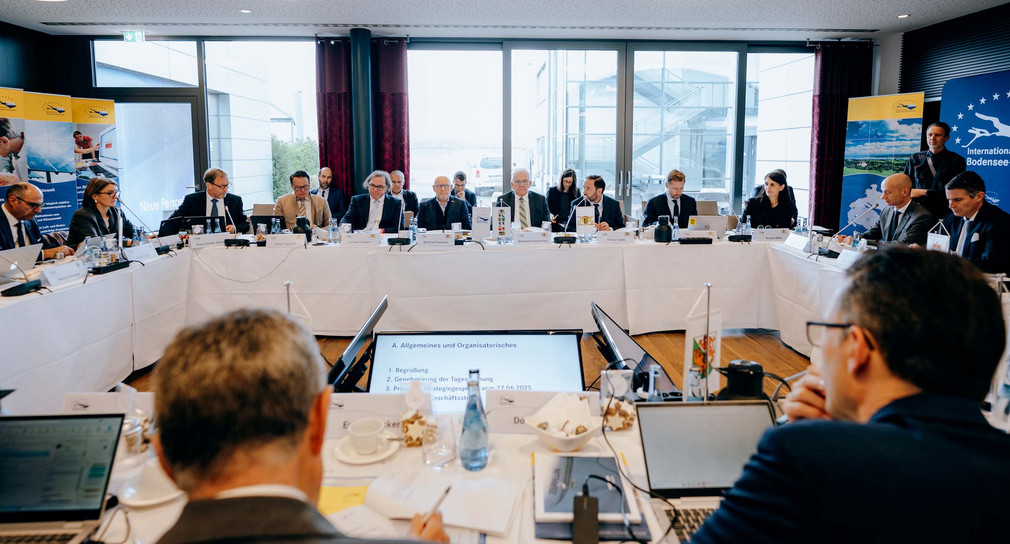 Regierungschefkonferenz der Internationalen Bodensee-Konferenz (IBK) in Friedrichshafen - Blick in den Sitzungssaal.