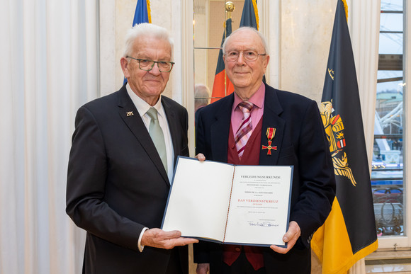 Ministerpräsident Winfried Kretschmann (links) und Dr. h.c. Kurt Kramer (rechts)