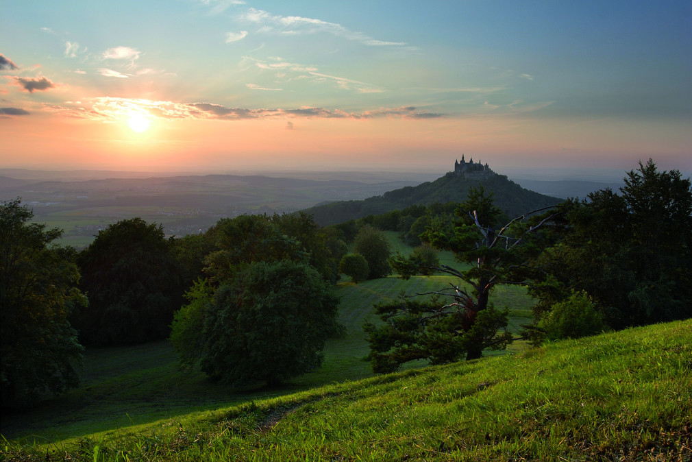 Motiv der Einladung zum Landsleuteabend: Blick auf Burg Hohenzollern