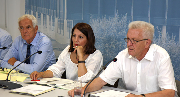 Ministerpräsident Winfried Kretschmann (r.), Integrationsministerin Bilkay Öney (M.) und Justizminister Rainer Stickelberger (l.) 